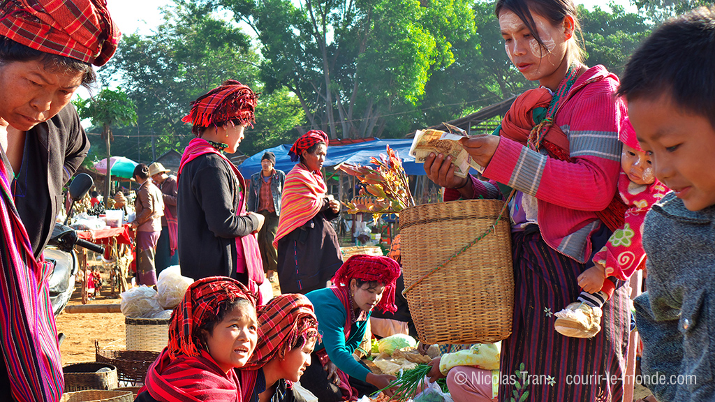 femmes Pa'o au marché d'Indein autour du lac Inlé, Birmanie