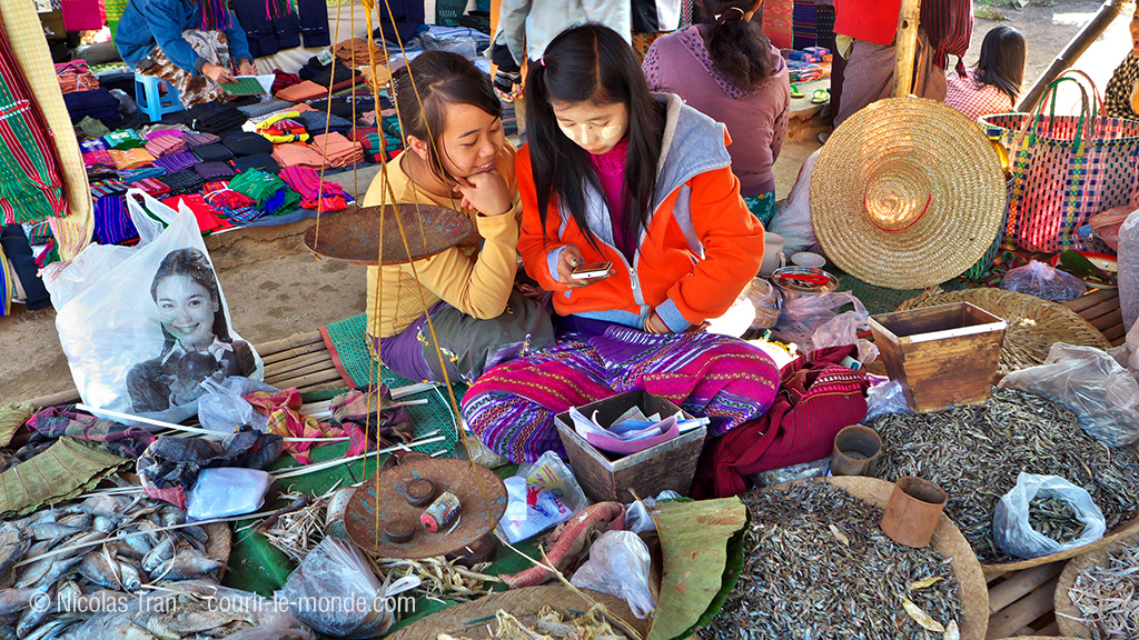 marché Indein, 2 jeunes marchandes de poissons séchés, Lac inle, Birmanie