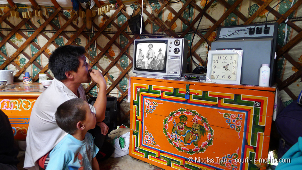 Film à la télé, branchée sur panneau solaire, parc national de Terlj, Mongolie